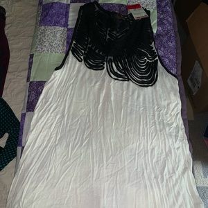 Tank top white and black. Fun neck detail